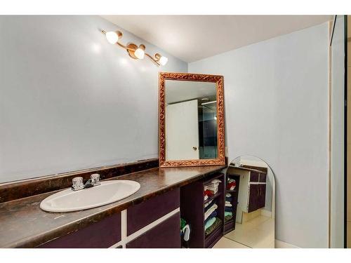7916 47 Avenue Nw, Calgary, AB - Indoor Photo Showing Bathroom