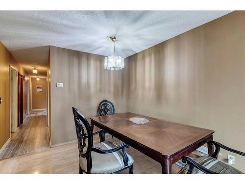 7916 47 Avenue Nw, Calgary, AB - Indoor Photo Showing Other Room
