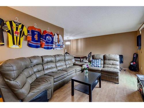 7916 47 Avenue Nw, Calgary, AB - Indoor Photo Showing Living Room