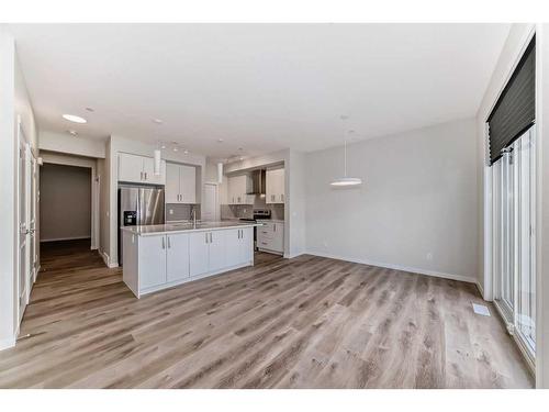 184 Hotchkiss Way Se, Calgary, AB - Indoor Photo Showing Kitchen