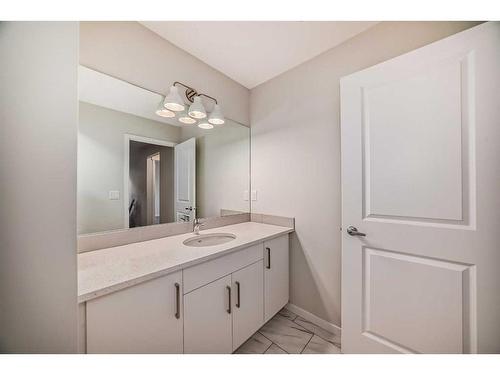 184 Hotchkiss Way Se, Calgary, AB - Indoor Photo Showing Bathroom