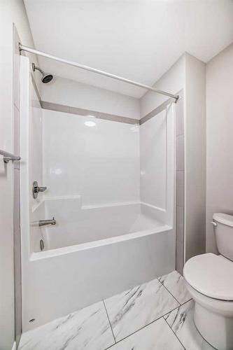 184 Hotchkiss Way Se, Calgary, AB - Indoor Photo Showing Bathroom