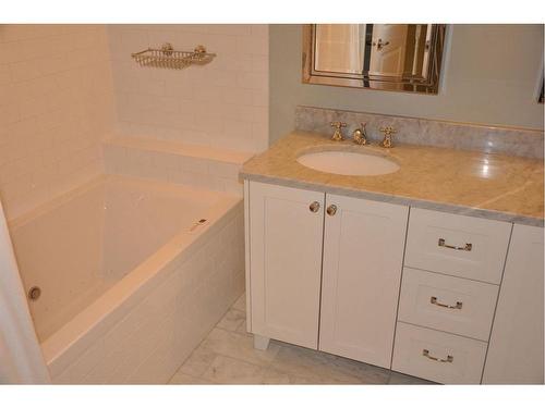 1317 10 Street Sw, Calgary, AB - Indoor Photo Showing Bathroom