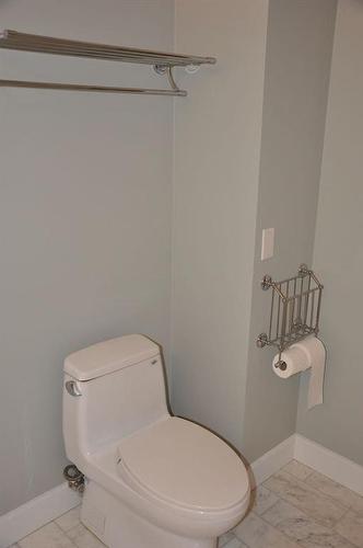 1317 10 Street Sw, Calgary, AB - Indoor Photo Showing Bathroom