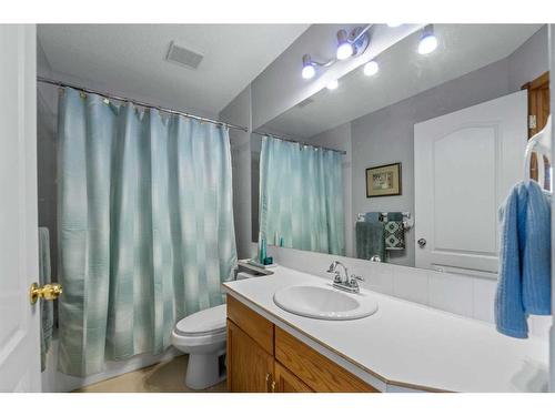 49 Richelieu Court Sw, Calgary, AB - Indoor Photo Showing Bathroom