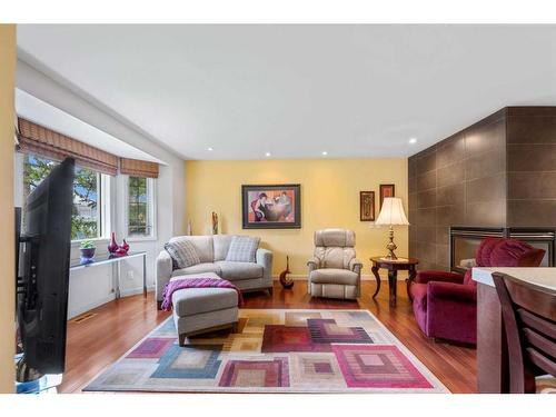 49 Richelieu Court Sw, Calgary, AB - Indoor Photo Showing Living Room