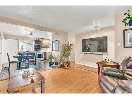 48 Armstrong Crescent Se, Calgary, AB - Indoor Photo Showing Living Room