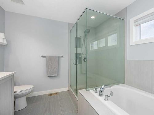 452 Evansglen Drive Nw, Calgary, AB - Indoor Photo Showing Bathroom