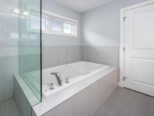 452 Evansglen Drive Nw, Calgary, AB - Indoor Photo Showing Bathroom