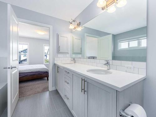 452 Evansglen Drive Nw, Calgary, AB - Indoor Photo Showing Bathroom