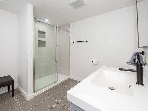 452 Evansglen Drive Nw, Calgary, AB - Indoor Photo Showing Bathroom