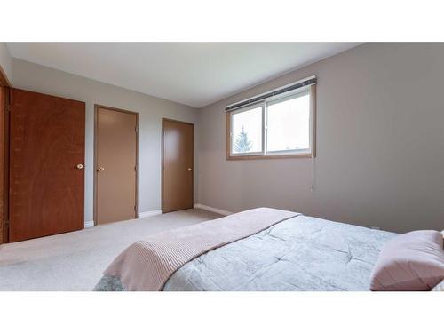 1524 49 Street Se, Calgary, AB - Indoor Photo Showing Bedroom