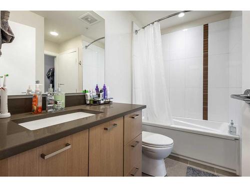 205-707 4 Street Ne, Calgary, AB - Indoor Photo Showing Bathroom