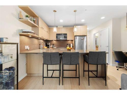 205-707 4 Street Ne, Calgary, AB - Indoor Photo Showing Kitchen With Upgraded Kitchen