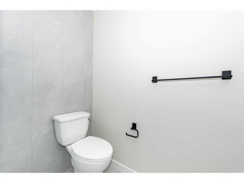 209 Sherwood Lane Nw, Calgary, AB - Indoor Photo Showing Bathroom