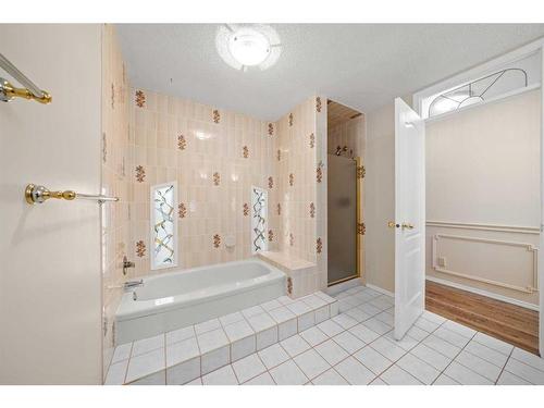 3339 Palliser Drive Sw, Calgary, AB - Indoor Photo Showing Bathroom