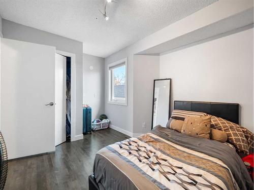 212 15 Avenue Nw, Calgary, AB - Indoor Photo Showing Bedroom