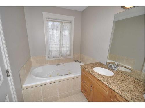 1611-33 Avenue Avenue Sw, Calgary, AB - Indoor Photo Showing Bathroom
