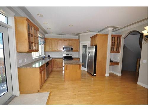 1611-33 Avenue Avenue Sw, Calgary, AB - Indoor Photo Showing Kitchen With Double Sink