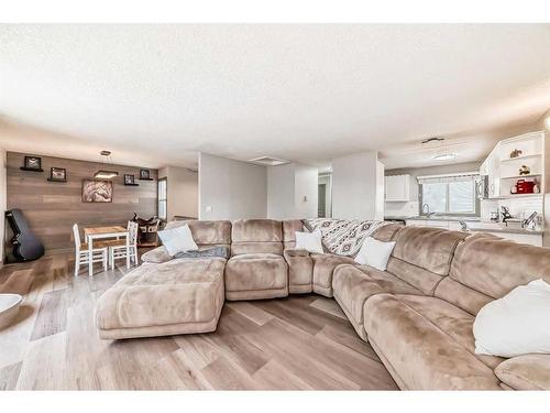 203-26 Glamis Green Sw, Calgary, AB - Indoor Photo Showing Living Room