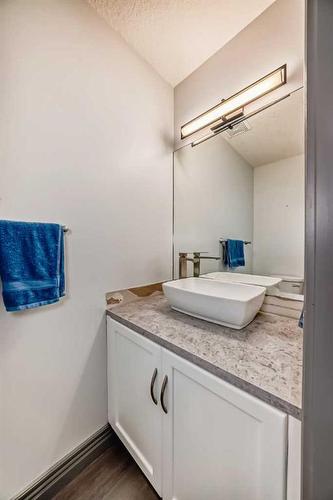203-26 Glamis Green Sw, Calgary, AB - Indoor Photo Showing Bathroom