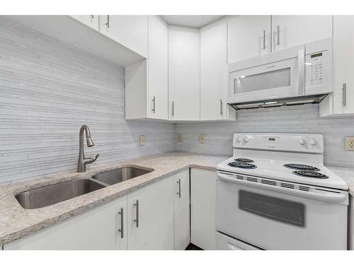 3224-3224 Edenwold Heights Nw, Calgary, AB - Indoor Photo Showing Kitchen With Double Sink