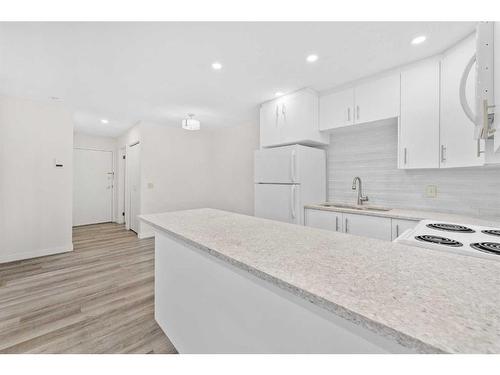 3224-3224 Edenwold Heights Nw, Calgary, AB - Indoor Photo Showing Kitchen With Upgraded Kitchen