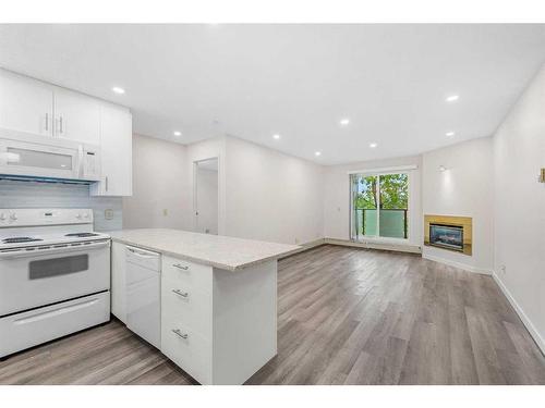 3224-3224 Edenwold Heights Nw, Calgary, AB - Indoor Photo Showing Kitchen