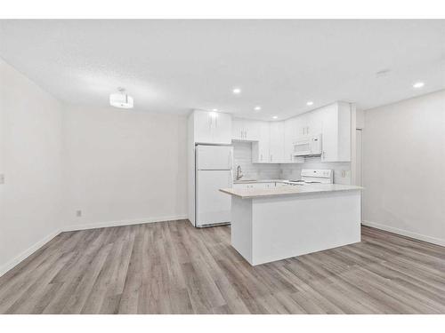 3224-3224 Edenwold Heights Nw, Calgary, AB - Indoor Photo Showing Kitchen