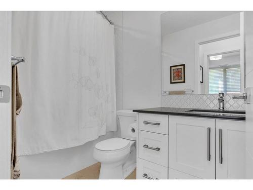 109-2231 Mahogany Boulevard Se, Calgary, AB - Indoor Photo Showing Bathroom