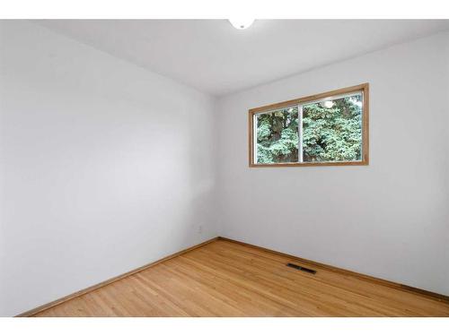 235 Tache Avenue Nw, Calgary, AB - Indoor Photo Showing Other Room