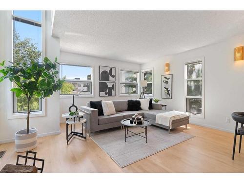 6-52 6 Street Ne, Calgary, AB - Indoor Photo Showing Living Room