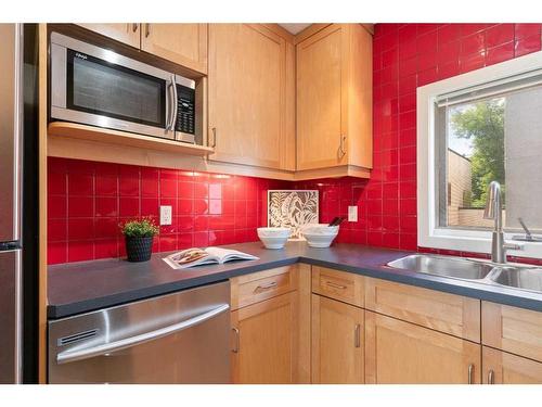 6-52 6 Street Ne, Calgary, AB - Indoor Photo Showing Kitchen With Double Sink