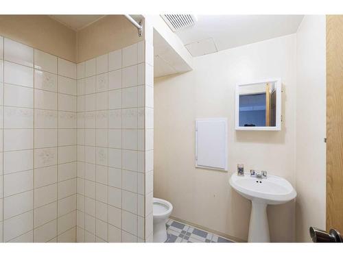 512 Blackthorn Green Ne, Calgary, AB - Indoor Photo Showing Bathroom