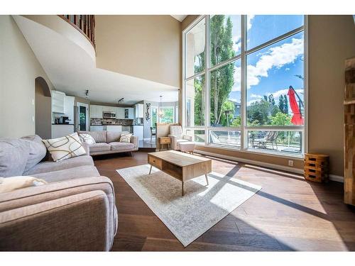 86 Mt Kidd Gardens Se, Calgary, AB - Indoor Photo Showing Living Room