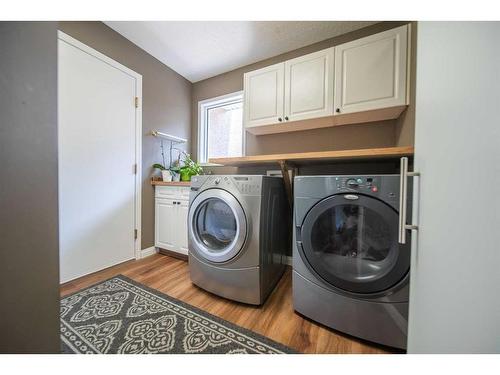 86 Mt Kidd Gardens Se, Calgary, AB - Indoor Photo Showing Laundry Room