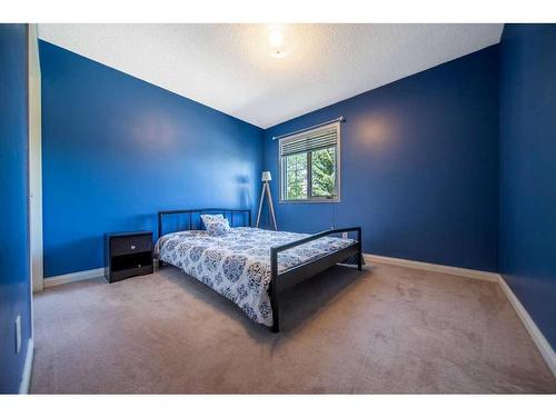 86 Mt Kidd Gardens Se, Calgary, AB - Indoor Photo Showing Bedroom