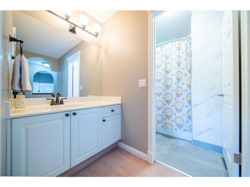 86 Mt Kidd Gardens Se, Calgary, AB - Indoor Photo Showing Bathroom