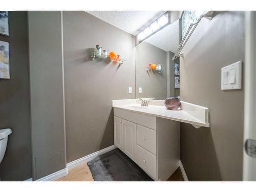 86 Mt Kidd Gardens Se, Calgary, AB - Indoor Photo Showing Bathroom