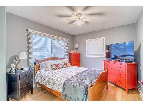 206 23 Avenue Ne, Calgary, AB - Indoor Photo Showing Bedroom