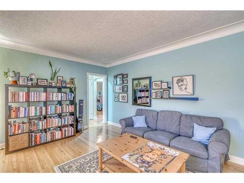 206 23 Avenue Ne, Calgary, AB - Indoor Photo Showing Living Room