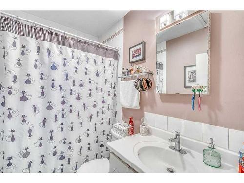 206 23 Avenue Ne, Calgary, AB - Indoor Photo Showing Bathroom