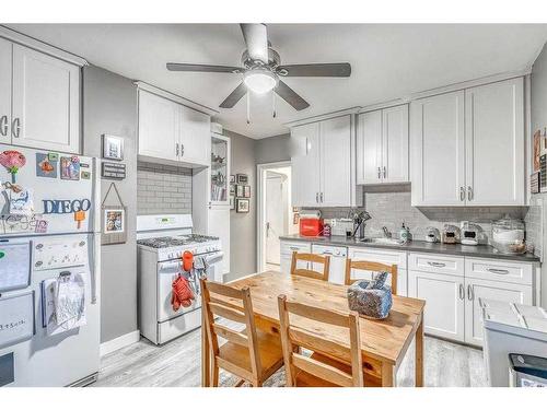 206 23 Avenue Ne, Calgary, AB - Indoor Photo Showing Kitchen