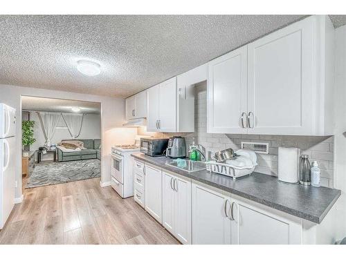 206 23 Avenue Ne, Calgary, AB - Indoor Photo Showing Kitchen