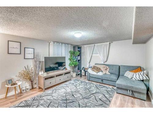 206 23 Avenue Ne, Calgary, AB - Indoor Photo Showing Living Room