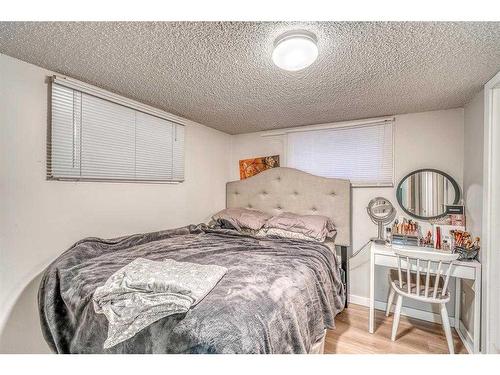 206 23 Avenue Ne, Calgary, AB - Indoor Photo Showing Bedroom