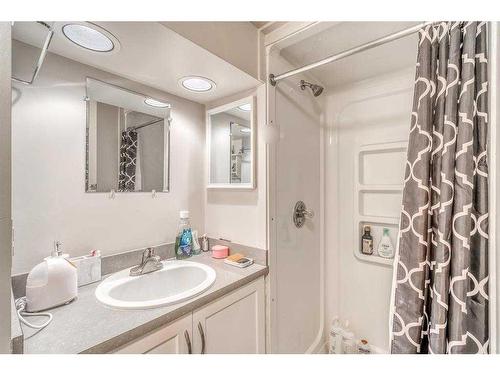 206 23 Avenue Ne, Calgary, AB - Indoor Photo Showing Bathroom