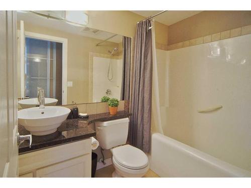 32-209 17 Avenue Ne, Calgary, AB - Indoor Photo Showing Bathroom