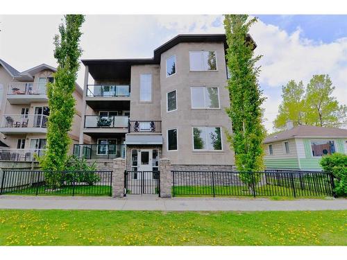 32-209 17 Avenue Ne, Calgary, AB - Outdoor With Balcony With Facade