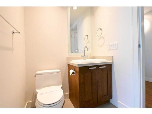 1615-222 Riverfront Avenue Sw, Calgary, AB - Indoor Photo Showing Bathroom